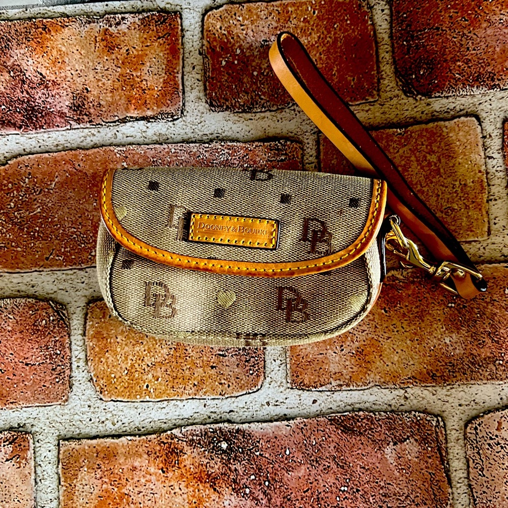 Dooney&Bourke 🦋Small Wristlet Tan & Brown